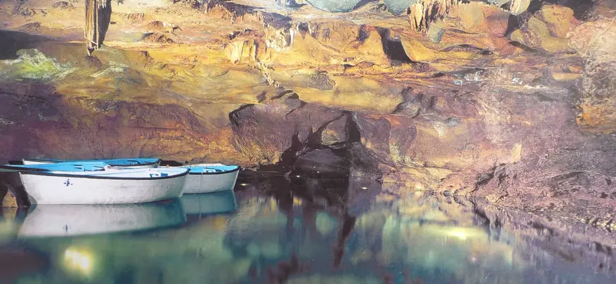 Barcas en el recorrido guiado por el río subterráneo de las Cuevas de San José, famoso por sus formaciones geológicas.