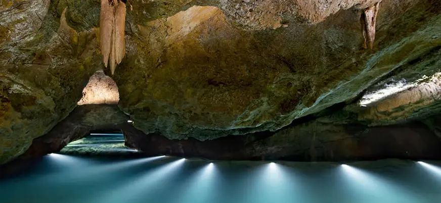 Galería iluminada del río subterráneo en las Cuevas de San José, descubiertas en 1959.