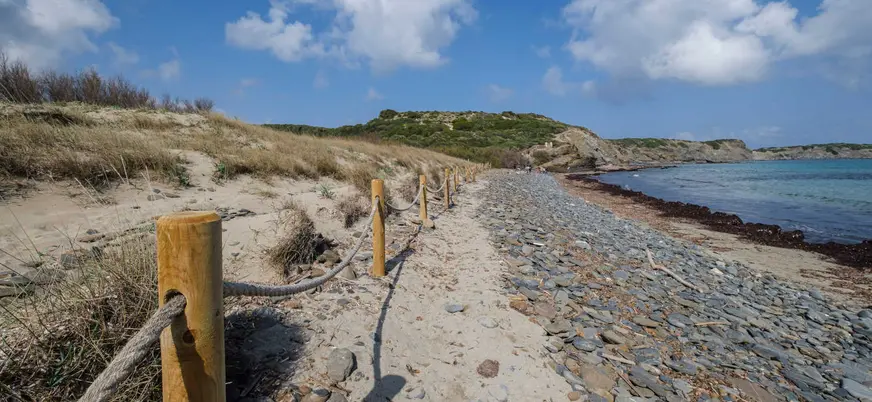Sendero costero en la Gola de Pujol, conexión entre la Albufera y el Mediterráneo