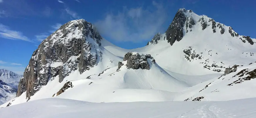 Excursión en raquetas de nieve hacia el Pico Torres en Fuentes de Invierno