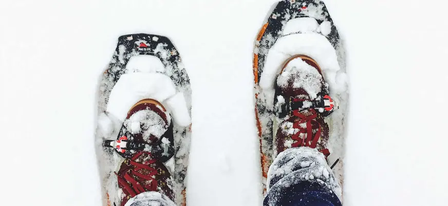 Raquetas de nieve sobre la nieve en Fuentes de Invierno, Asturias