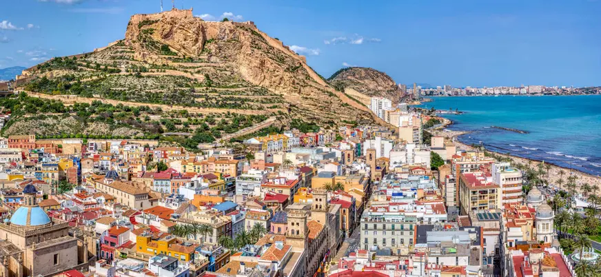 Panorámica de Alicante con el castillo de Santa Bárbara y la playa del Postiguet