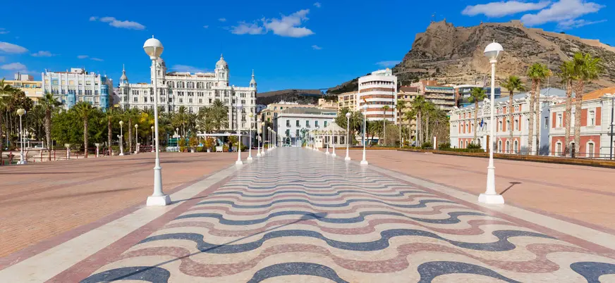 Explanada de España con su mosaico ondulado y el castillo de Santa Bárbara en Alicante