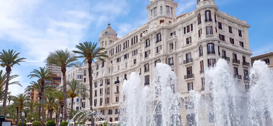 Fuente y edificio modernista frente a la Explanada de España en Alicante