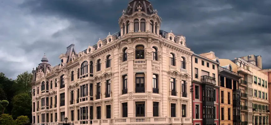 Fachada del edificio de La Jirafa en Oviedo, ejemplo destacado de la arquitectura modernista asturiana bajo un cielo nublado.