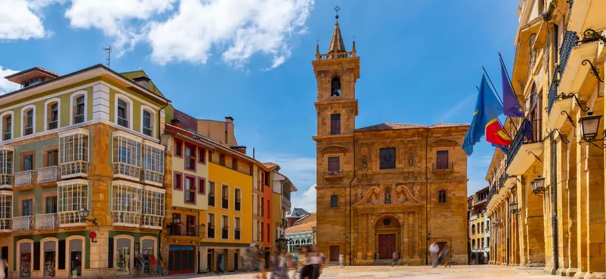 Plaza Mayor de Oviedo con la iglesia de San Isidoro el Real al fondo, un lugar emblemático del casco histórico de la ciudad.