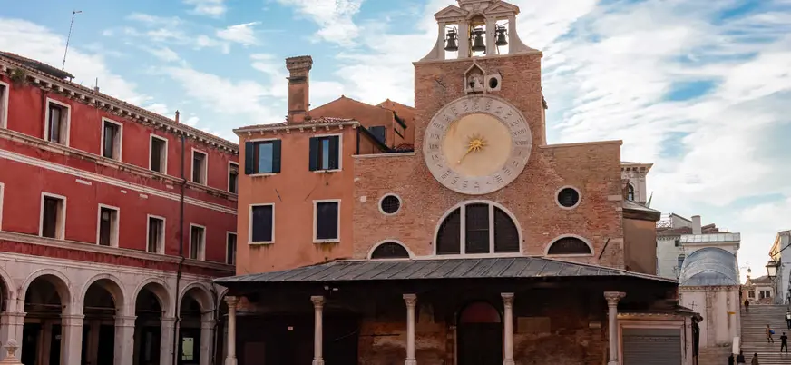 Iglesia de San Giacomo di Rialto con su emblemático reloj en el barrio de Rialto, Venecia
