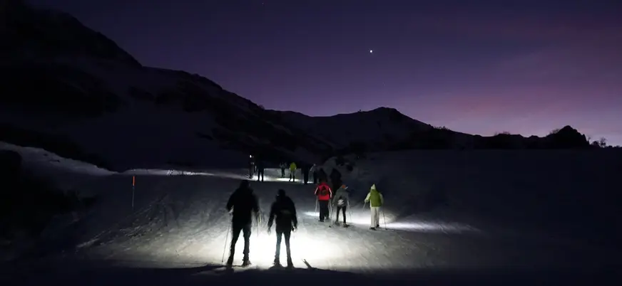 Ruta nocturna en raquetas al atardecer por Llana l'Fitu en Fuentes de Invierno