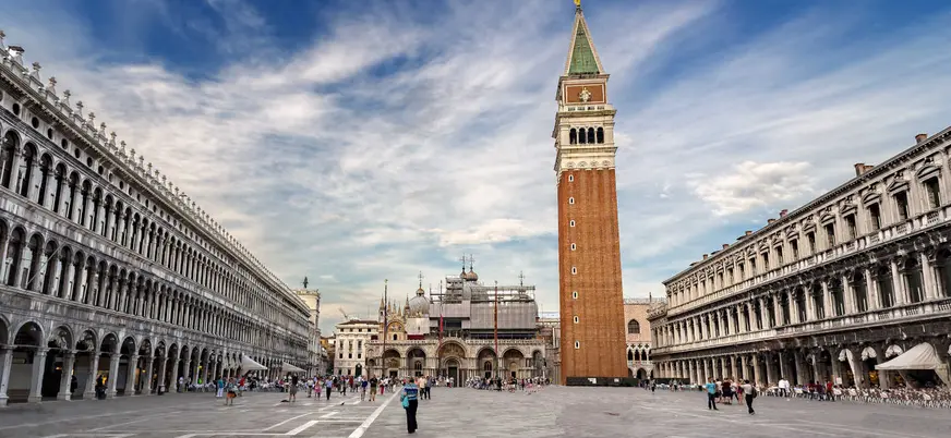 Plaza de San Marcos con el Campanile y la Basílica al fondo en el corazón de Venecia