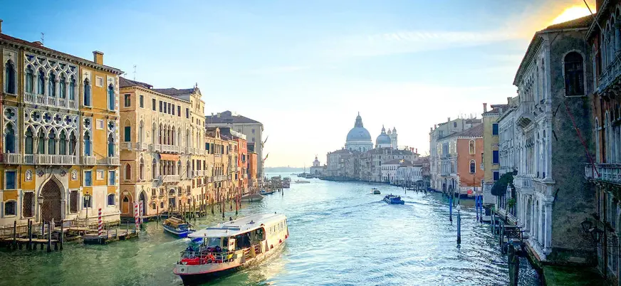 Barco recorriendo el Gran Canal con vistas a Santa Maria della Salute en Venecia