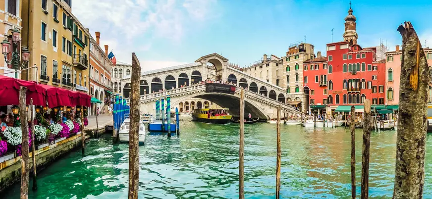 Puente de Rialto sobre el Gran Canal entre San Marco y San Polo en Venecia