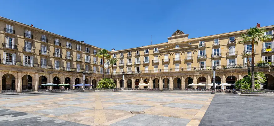 Plaza Nueva de Bilbao, plaza porticada del Casco Viejo en un día soleado