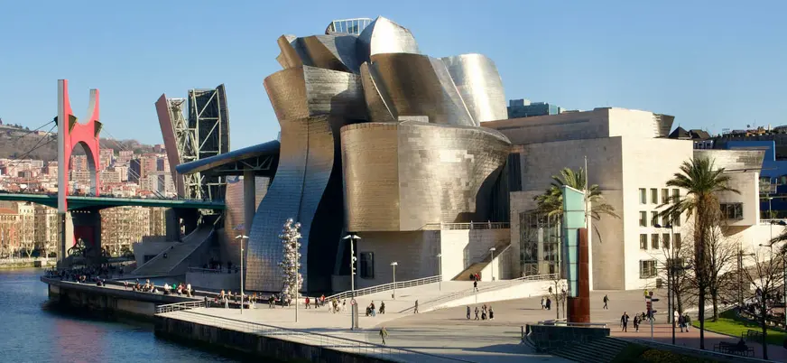 Museo Guggenheim Bilbao y la ría en una visita guiada por la ciudad