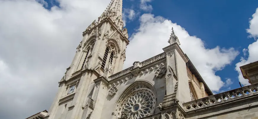 Catedral de Santiago en Bilbao, fachada gótica en pleno Casco Viejo