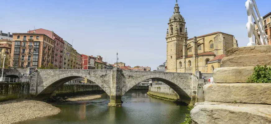 Puente de San Antón y la iglesia de San Antón sobre la ría de Bilbao