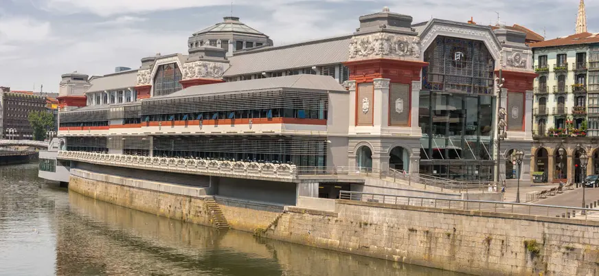 Mercado de la Ribera junto a la ría de Bilbao, icono gastronómico de la ciudad