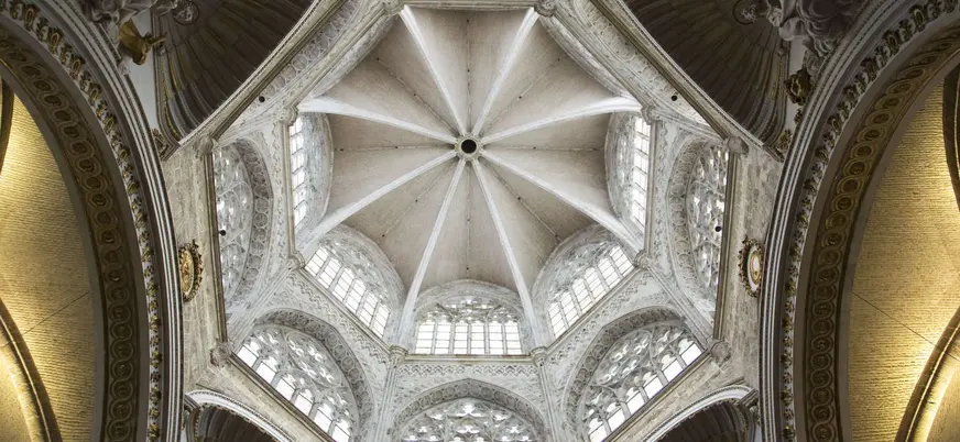 Cúpula interior de la Catedral de Valencia, famosa por custodiar el Santo Cáliz.