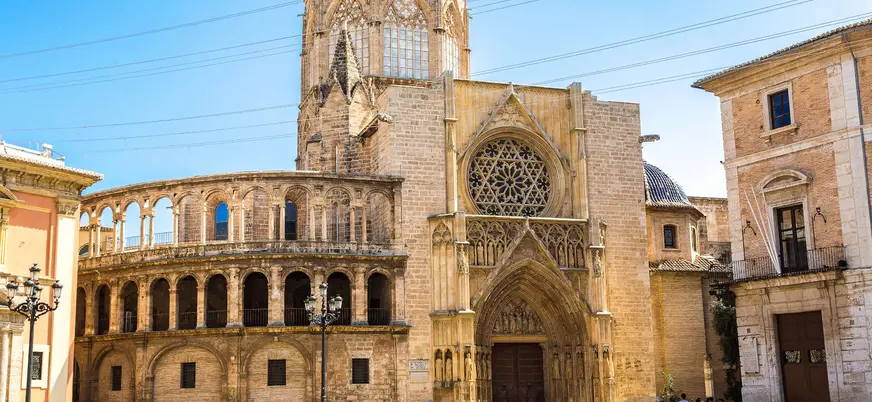 Fachada gótica de la Catedral de Valencia en el casco histórico de la ciudad