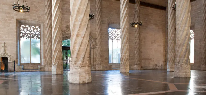 Salón Columnario de la Lonja de la Seda, antigua bolsa de comercio de Valencia.