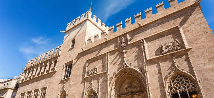 Fachada gótica de la Lonja de la Seda en el centro histórico de Valencia