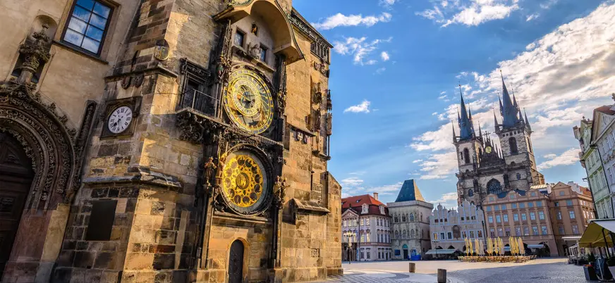 El Reloj Astronómico y la Iglesia de Týn en la Plaza de la Ciudad Vieja, Praga.