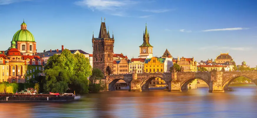 Vista panorámica del Puente de Carlos y la Ciudad Vieja de Praga al atardecer.