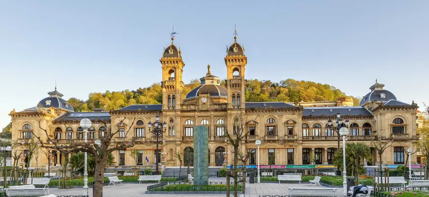 Ayuntamiento de San Sebastián visto desde los jardines de la plaza