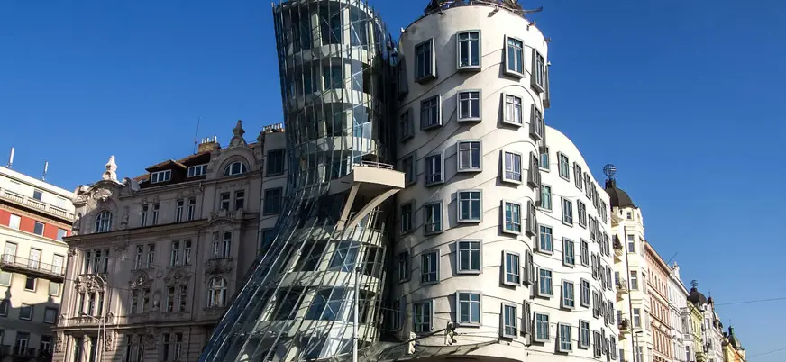 La peculiar Casa Danzante, un hito de arquitectura moderna en Praga.
