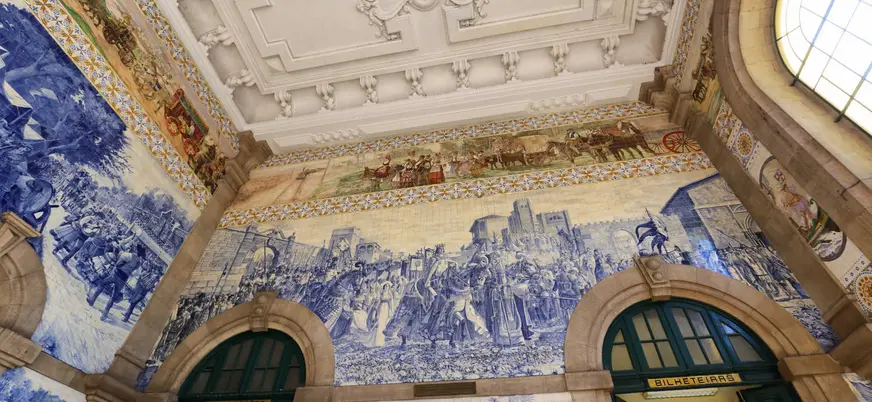 Azulejos históricos de la Estación de São Bento, un icono de Oporto.