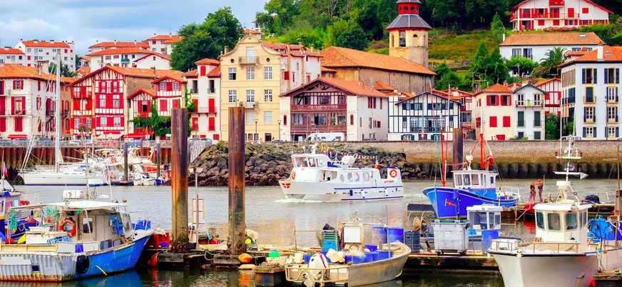 Puerto de San Juan de Luz con barcos y casas vascas en la costa francesa