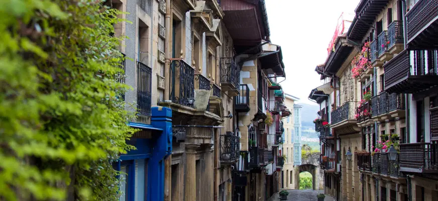 Calle medieval de Hondarribia con casas tradicionales del País Vasco