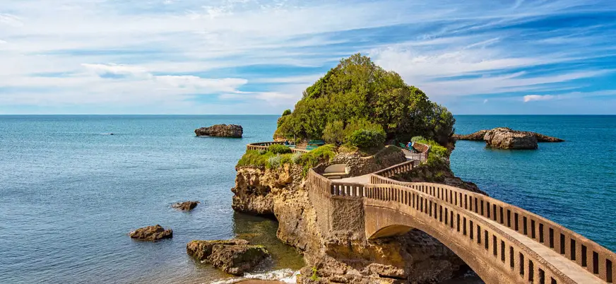 Rocher du Basta con pasarela sobre el mar en Biarritz, costa francesa