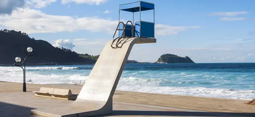 Torre de socorrista en el paseo marítimo de la playa de Zarautz, Gipuzkoa