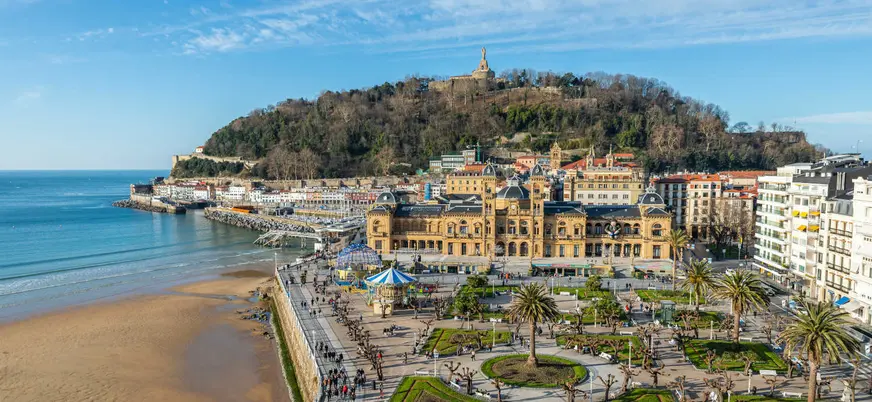 Vistas del ayuntamiento y la bahía desde el paseo marítimo de San Sebastián