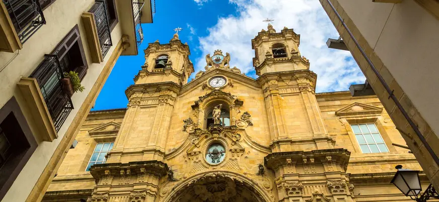 Fachada barroca de la Basílica de Santa María en San Sebastián