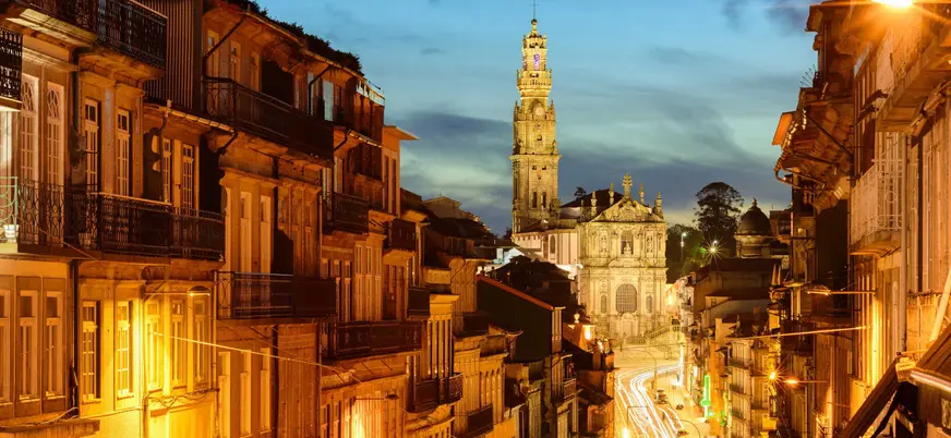 Vista nocturna de la Torre de los Clérigos, Oporto