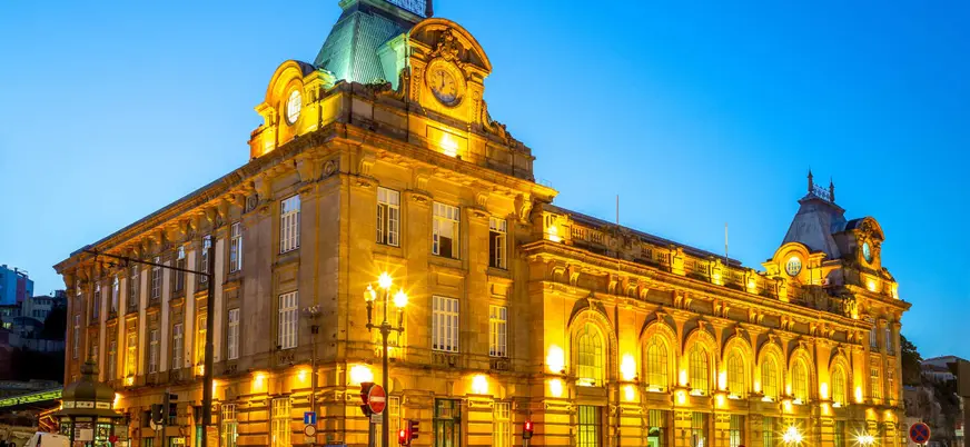 Estación de São Bento al anochecer en Oporto