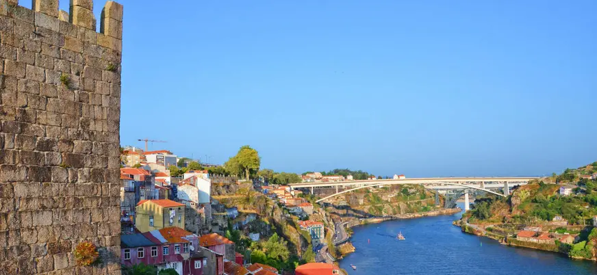Vistas del Duero y de Vila Nova de Gaia desde la muralla al atardecer.