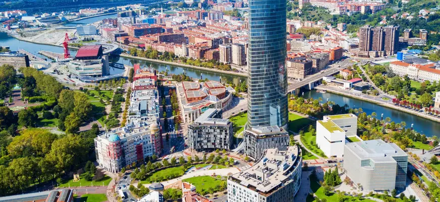 Vista aérea de Abandoibarra con la Torre Iberdrola y la ría de Bilbao, símbolo de la renovación urbana