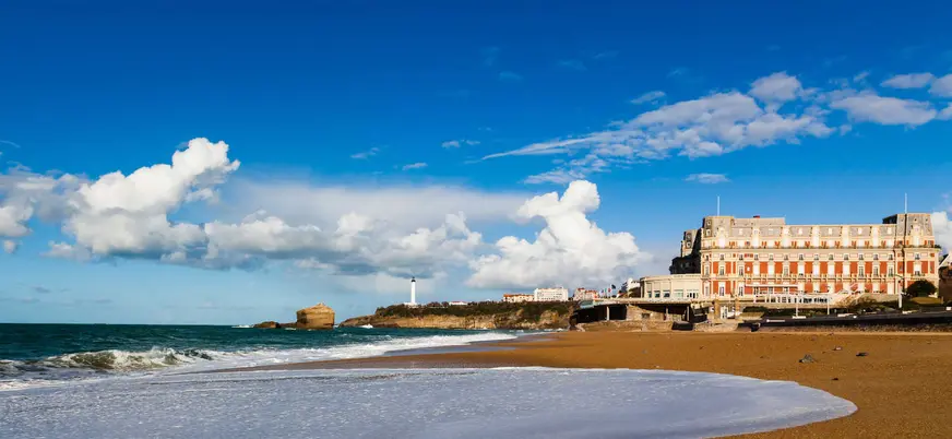 Playa de Biarritz con el Hotel du Palais y el faro en la costa francesa