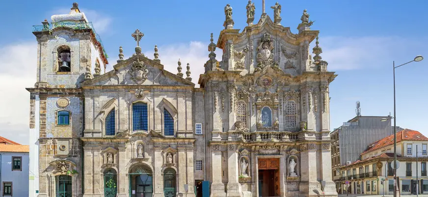 Iglesia do Carmo y Carmelitas, una joya barroca en el centro de Oporto.