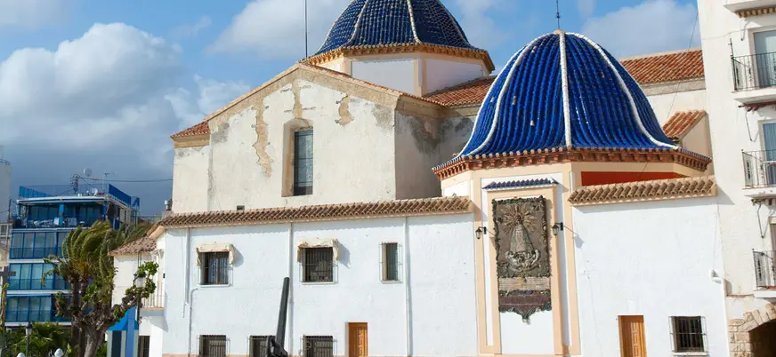 Iglesia de San Jaime con sus cúpulas azules en el casco antiguo de Benidorm