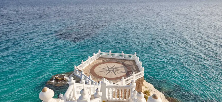 Mirador del Castillo con la rosa de los vientos sobre el mar en Benidorm