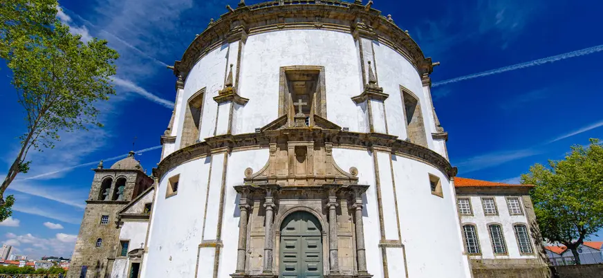 Monasterio da Serra do Pilar con su iglesia circular.