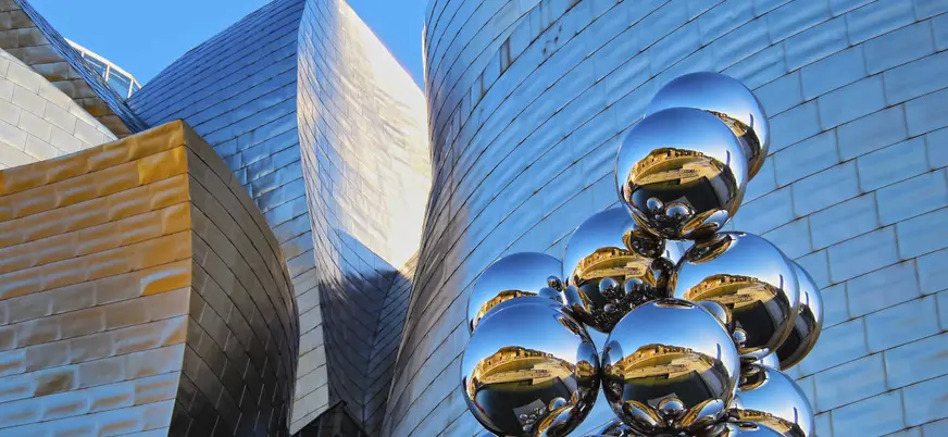 Museo Guggenheim Bilbao y la escultura ‘Reflexión de Robert Indiana’ en primer plano