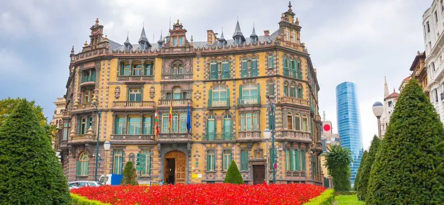 Palacio Chavarri en Bilbao, edificio histórico frente a jardines floridos