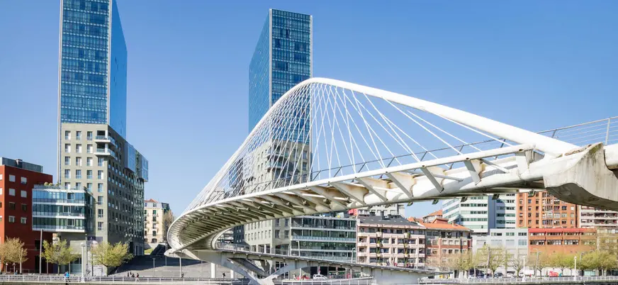 Puente Zubizuri y Torres Isozaki sobre la ría de Bilbao en el Bilbao moderno