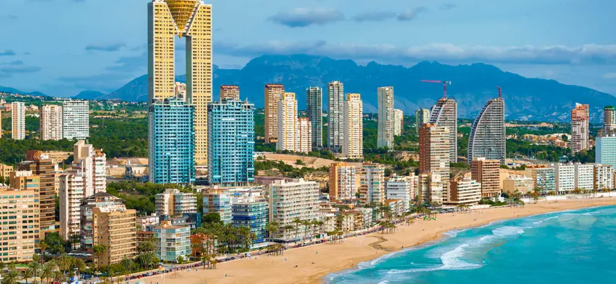 Vista de las Torres Gemelas y el skyline junto a la playa de Poniente en Benidorm