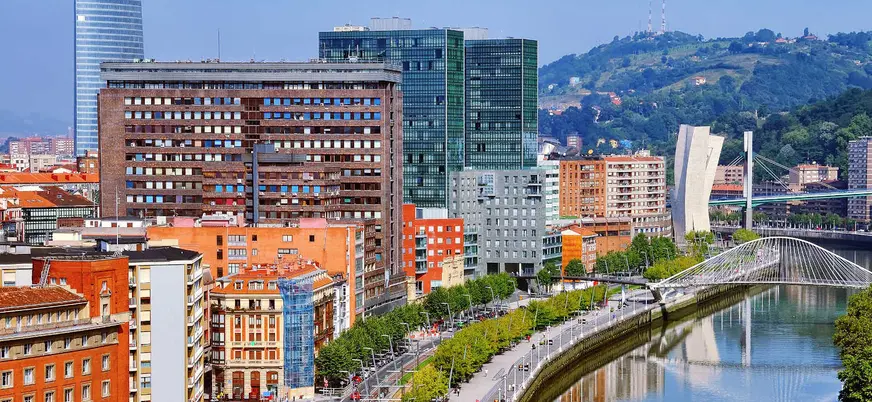 Vista del Bilbao moderno junto a la ría, con Torres Isozaki y puente Zubizuri