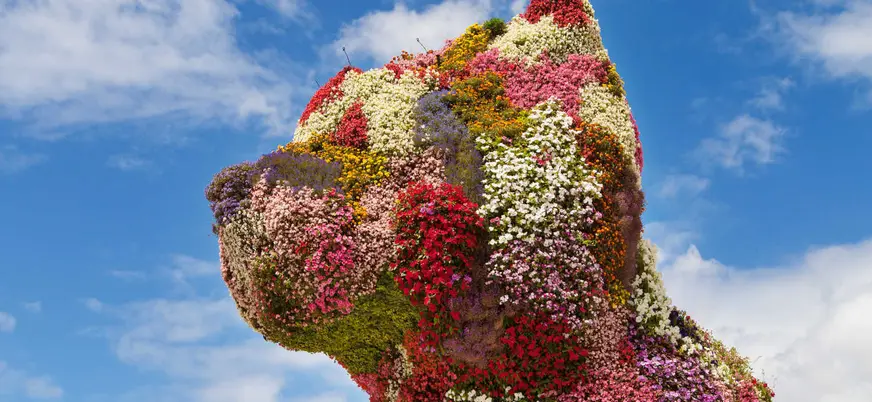 Escultura floral Puppy frente al Museo Guggenheim Bilbao en un día despejado